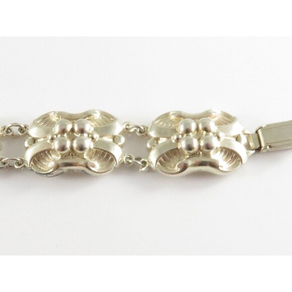 Vintage c1950's 800 Silver Repousse Dogwood Flower Panel Bracelet  7" TL - Picture 4 of 10